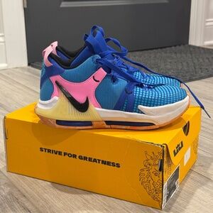Nike girls 5Y Lebron James Witness VII sneakers